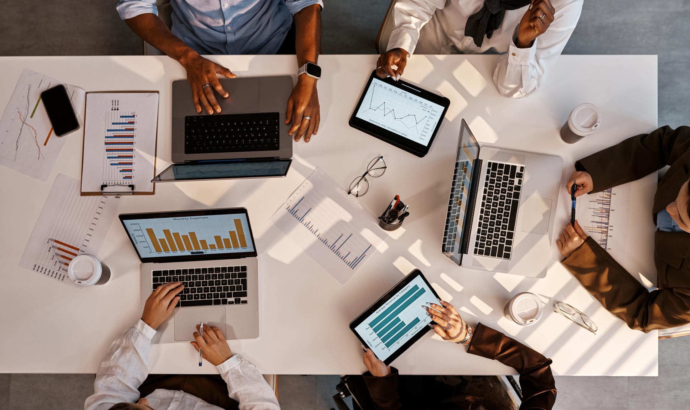Personen sitzen am Laptop und arbeiten