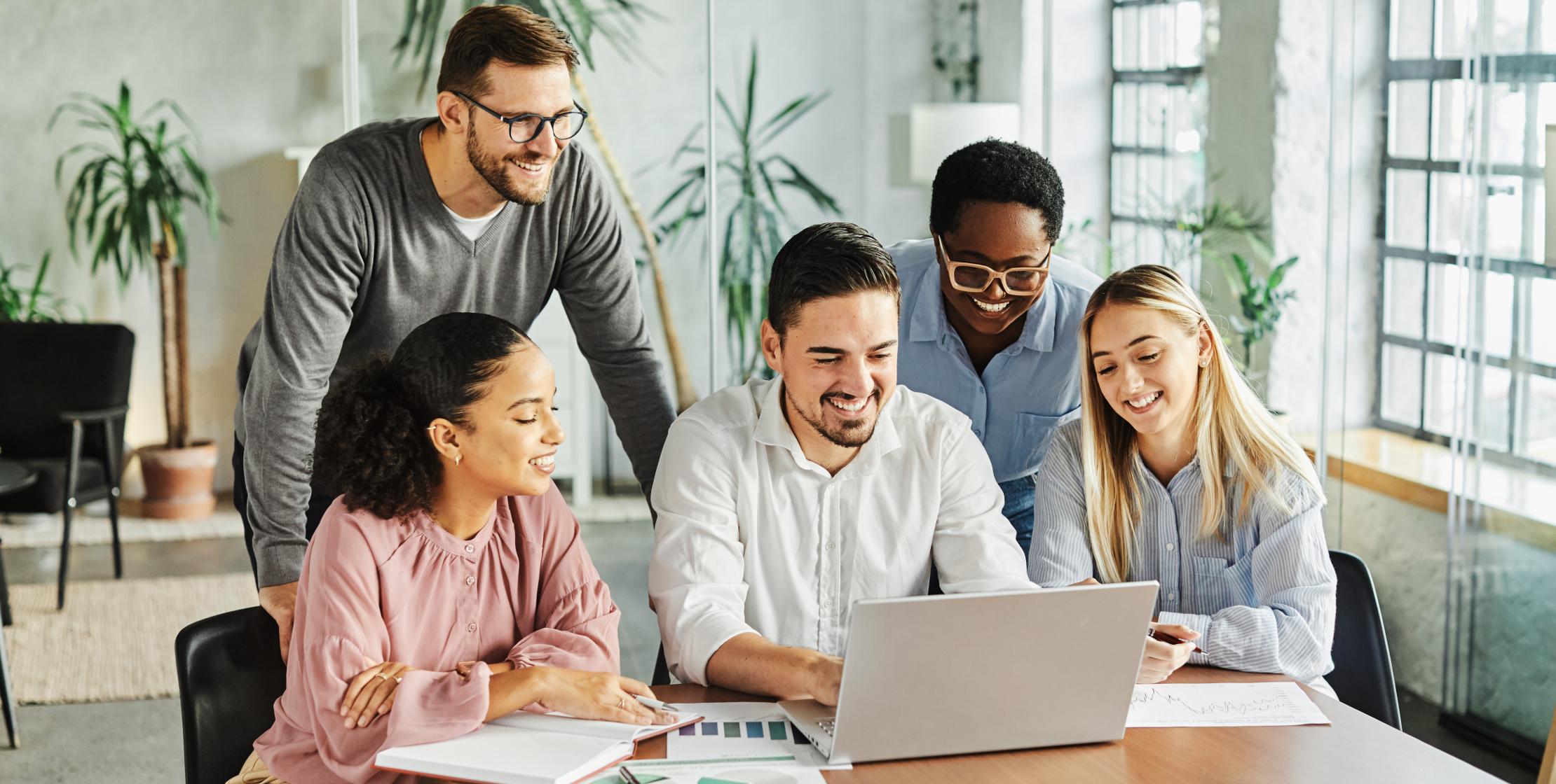 Kolleginnen und Kollegen arbeiten gemeinsam im Büro