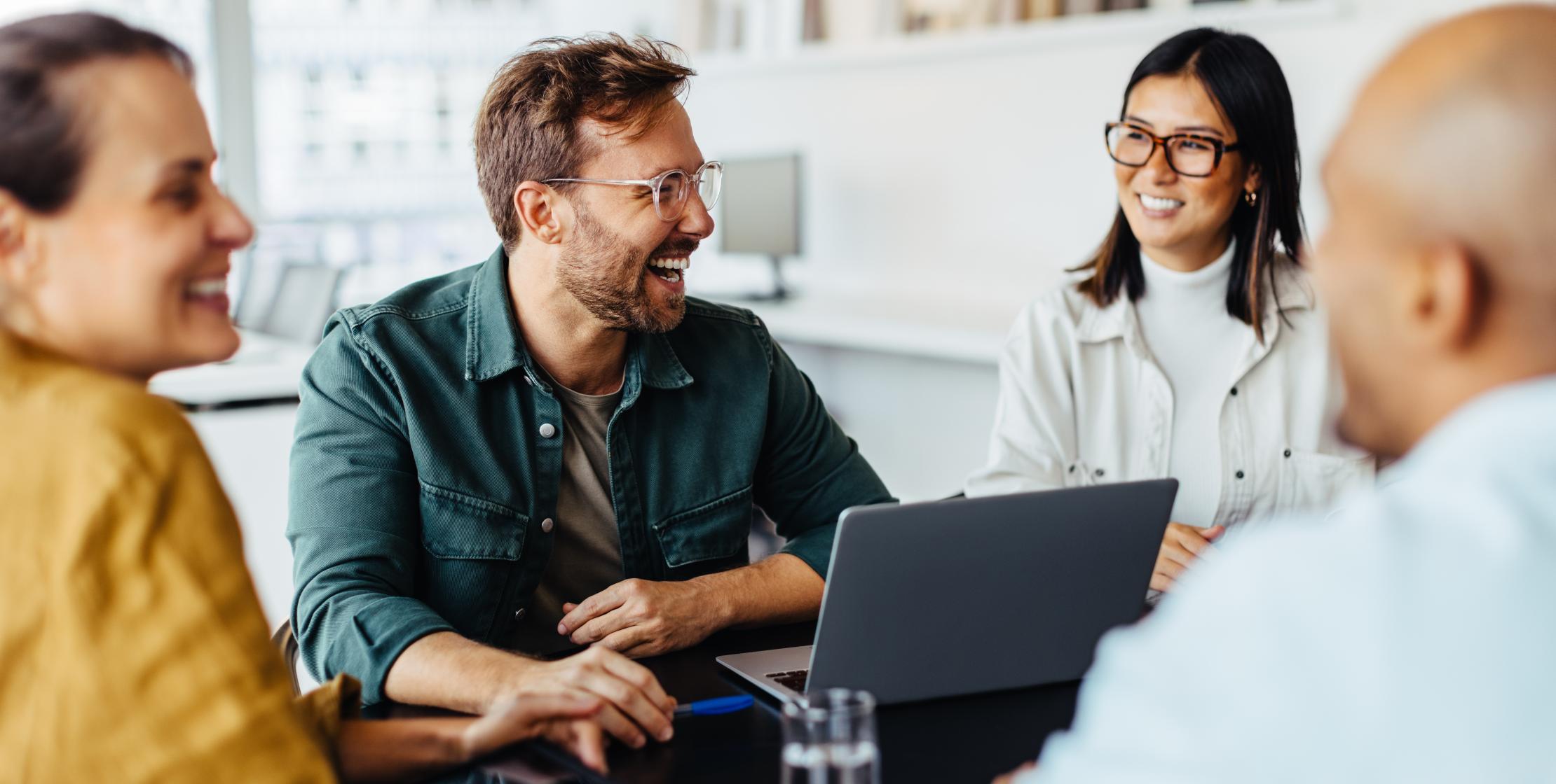 Vier Personen arbeiten gemeinsam in einem Workshop