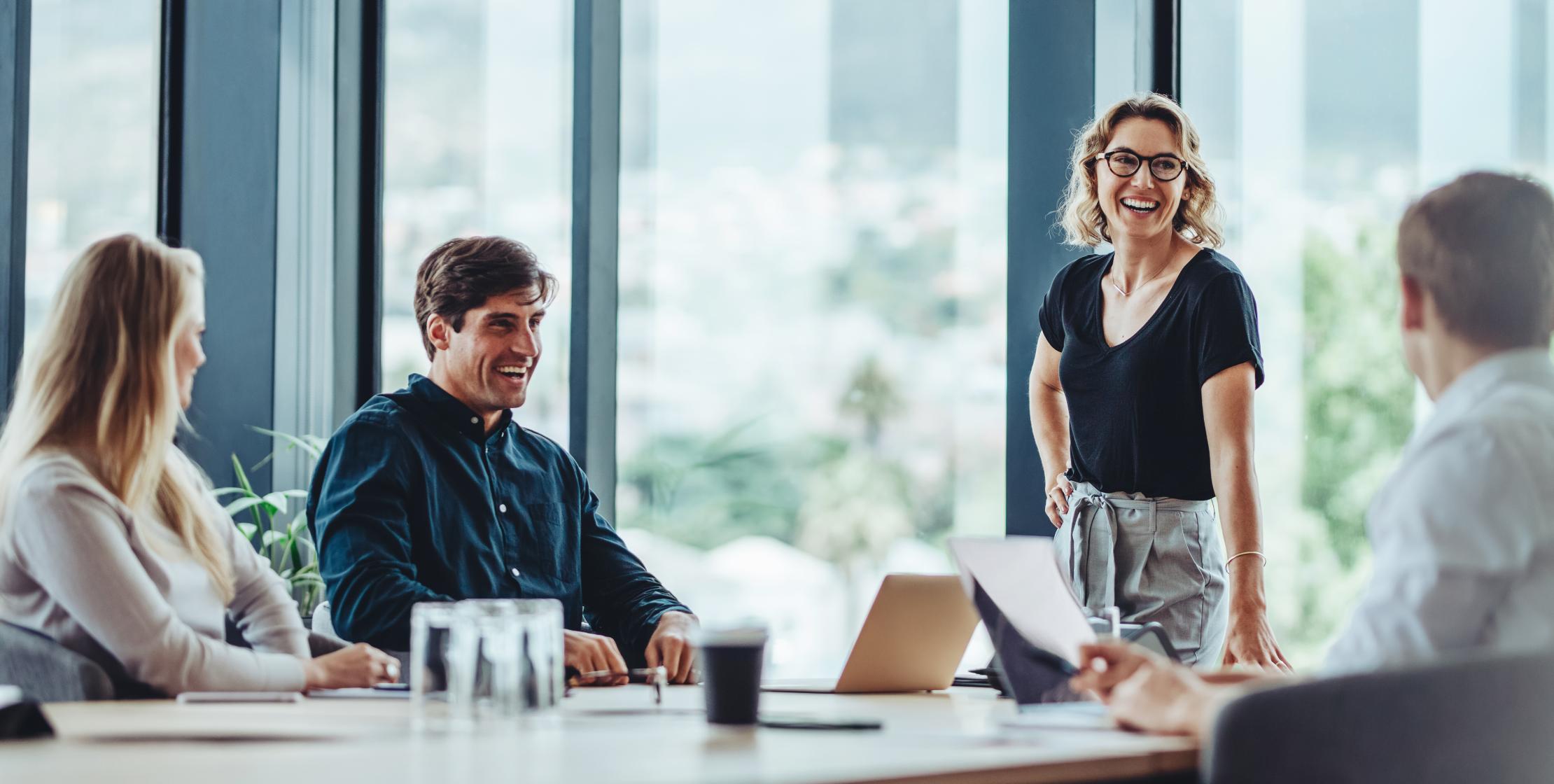 Personen halten gemeinsamen Workshop im Büro