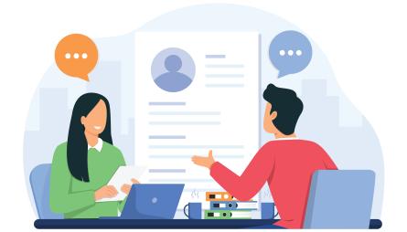 Zwei Personen stimmen sich in einem Jobinterview über den Inhalt von einem eingereichten Lebenslauf aus