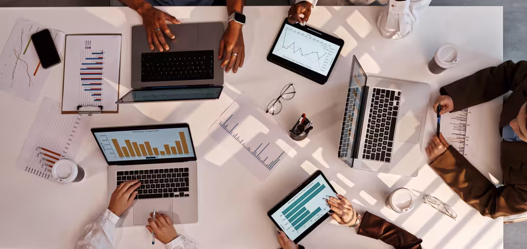 Personen sitzen am Laptop und arbeiten