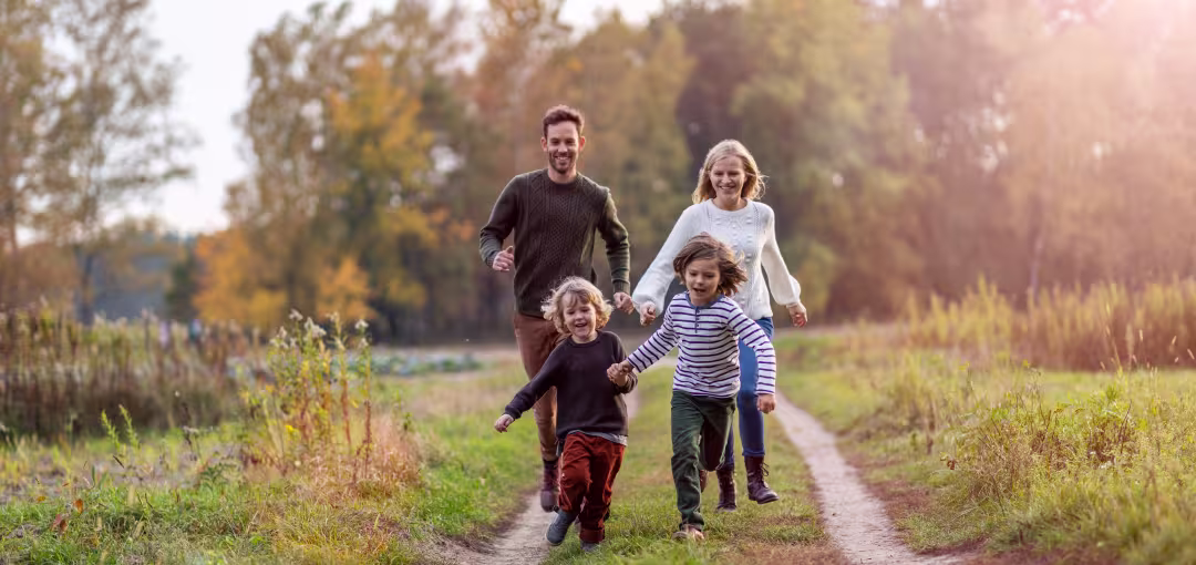 Foto von junger Familie