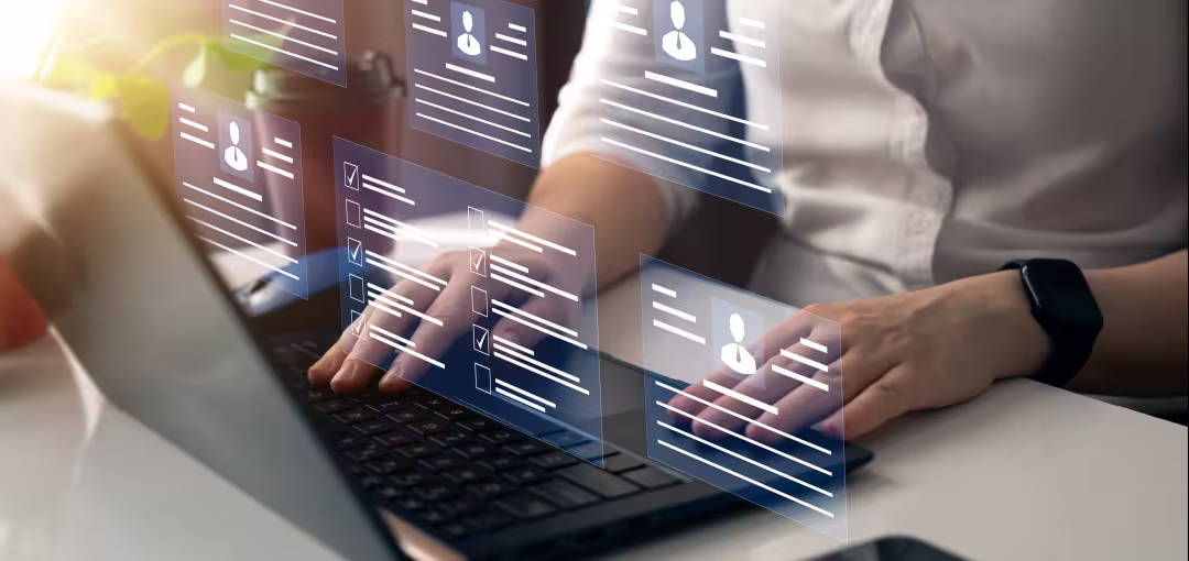 Person tippt auf Laptop Daten ein