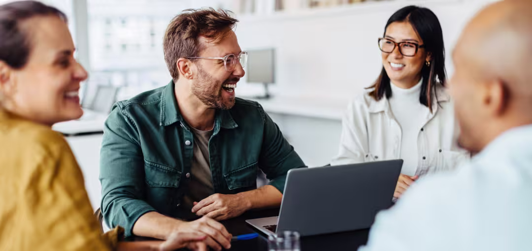 Vier Personen arbeiten gemeinsam in einem Workshop